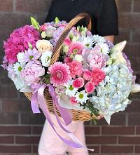 Цветочная композиция из Розы, Хризантемы, Пионы и Лизиантусы в корзине в Новое ступино