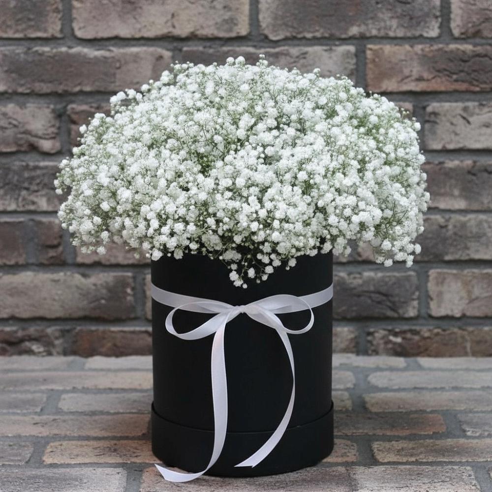 Цветочная композиция из Гипсофила в шляпной коробке в Новое ступино