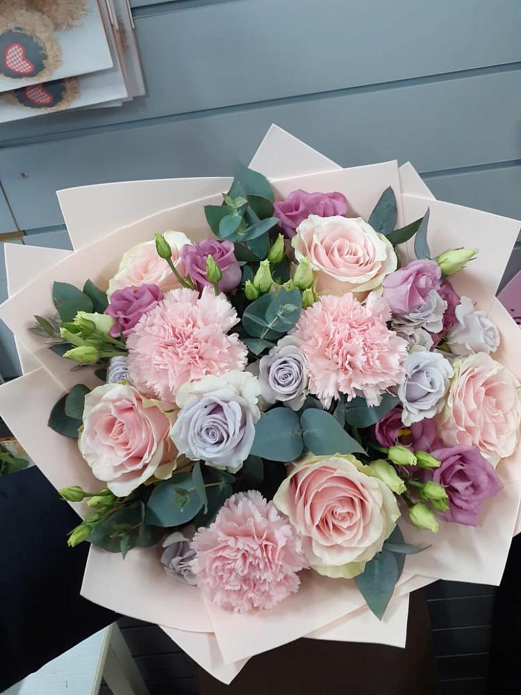 Букет цветов из: Розы, Гвоздики и Лизиантусы в Новое ступино